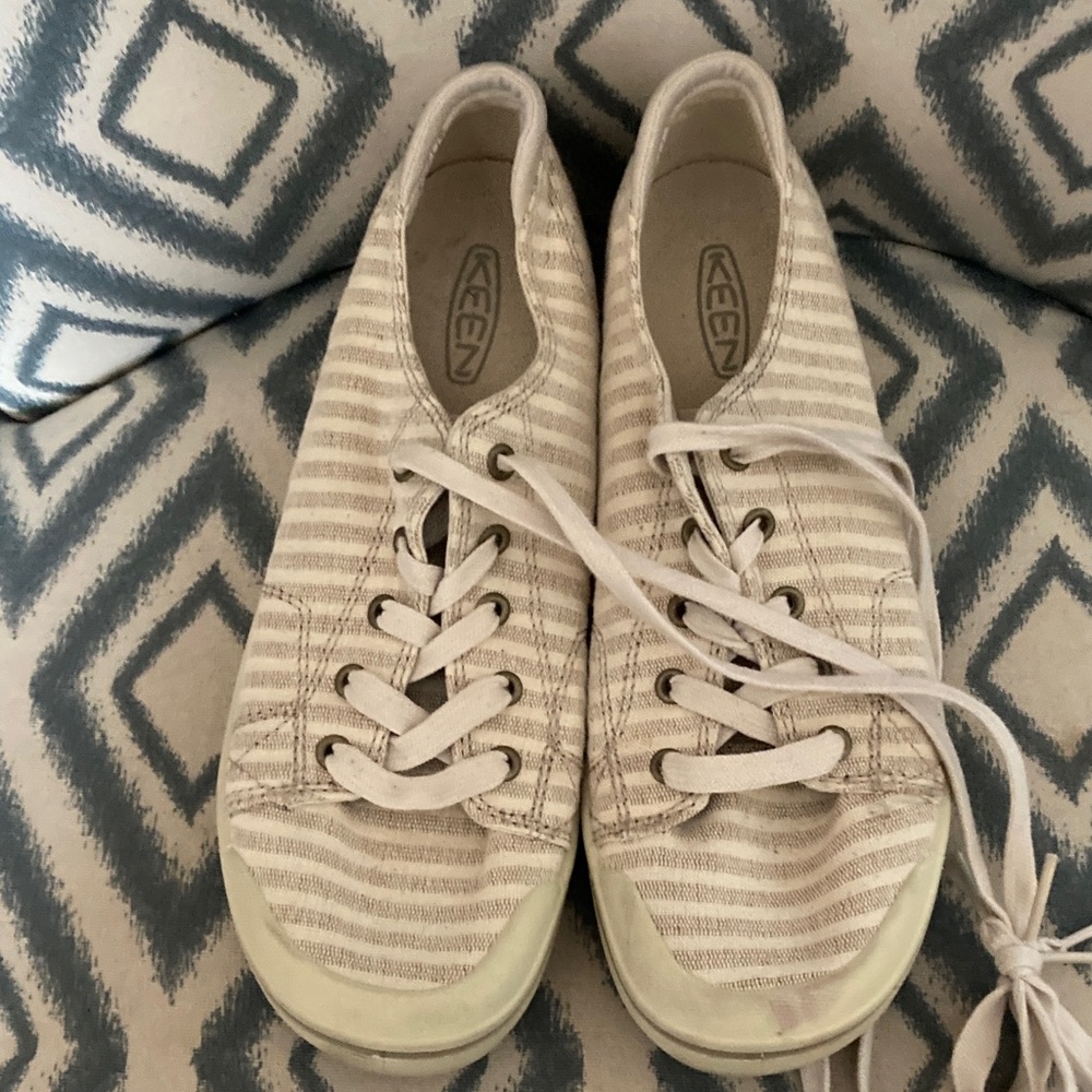 Keen Beige and White Striped Sneakers 9 🌸